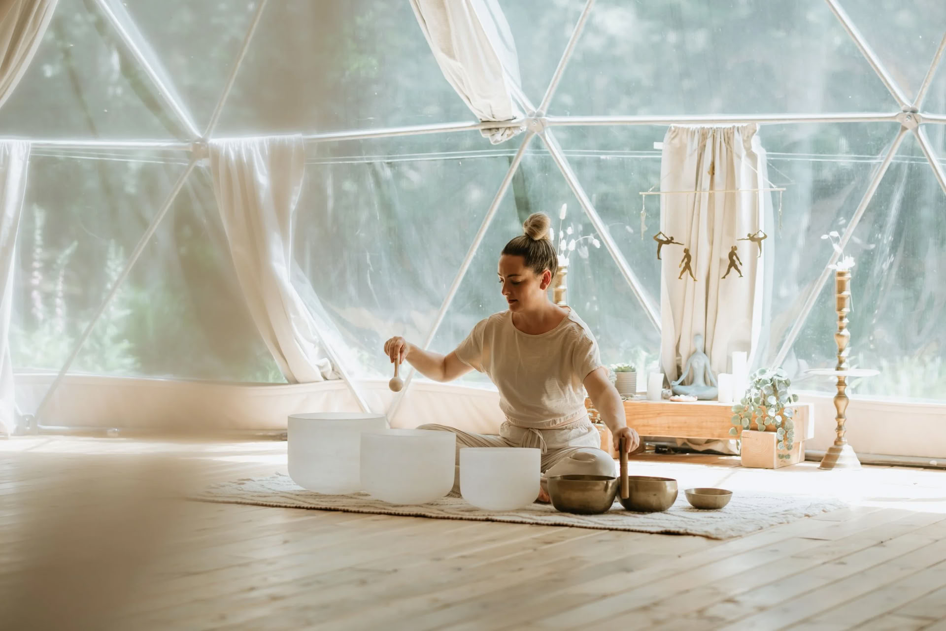Sunday Sounds to Heal: Abendliche somatische Klangbäder für erholsamen Schlaf | Nectar Yoga Bowen Island