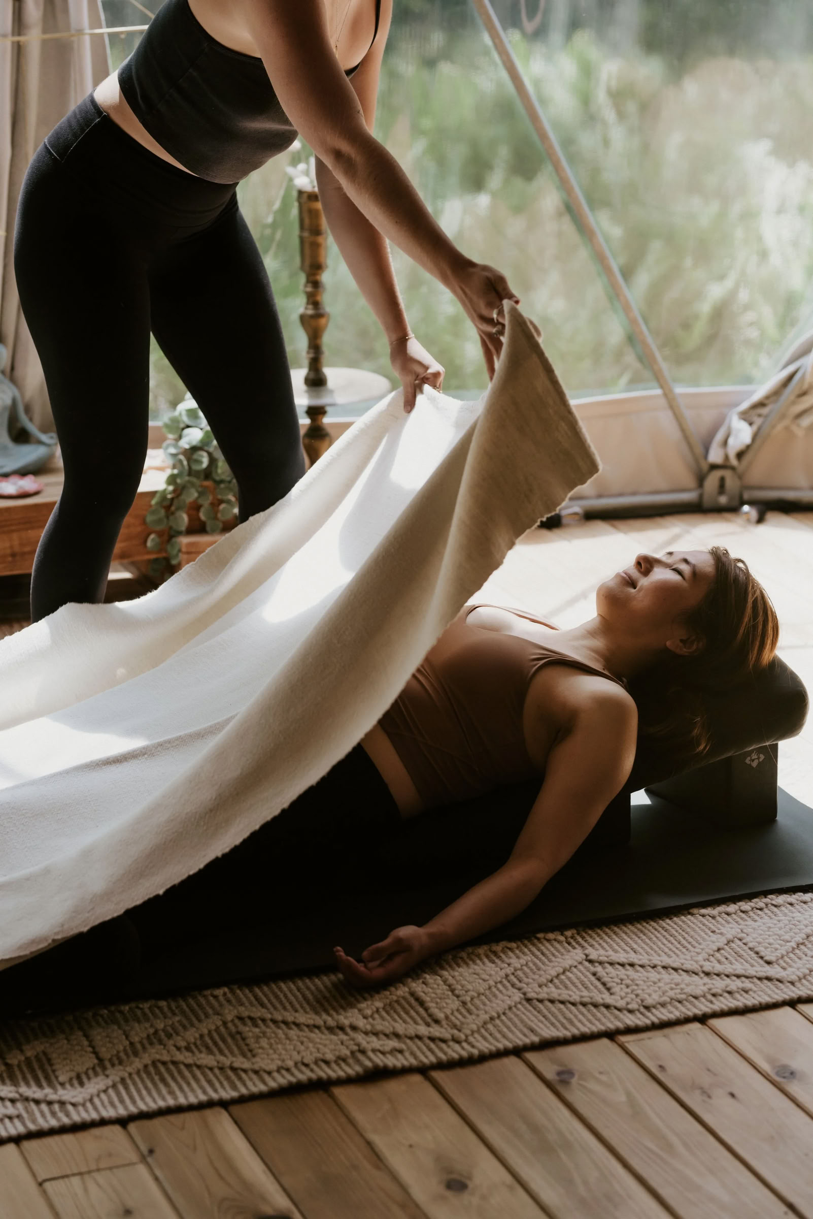 Rise: Immersive Yoga- und Soundbath-Erlebnis mit Hadis Kiani | Nectar Yoga