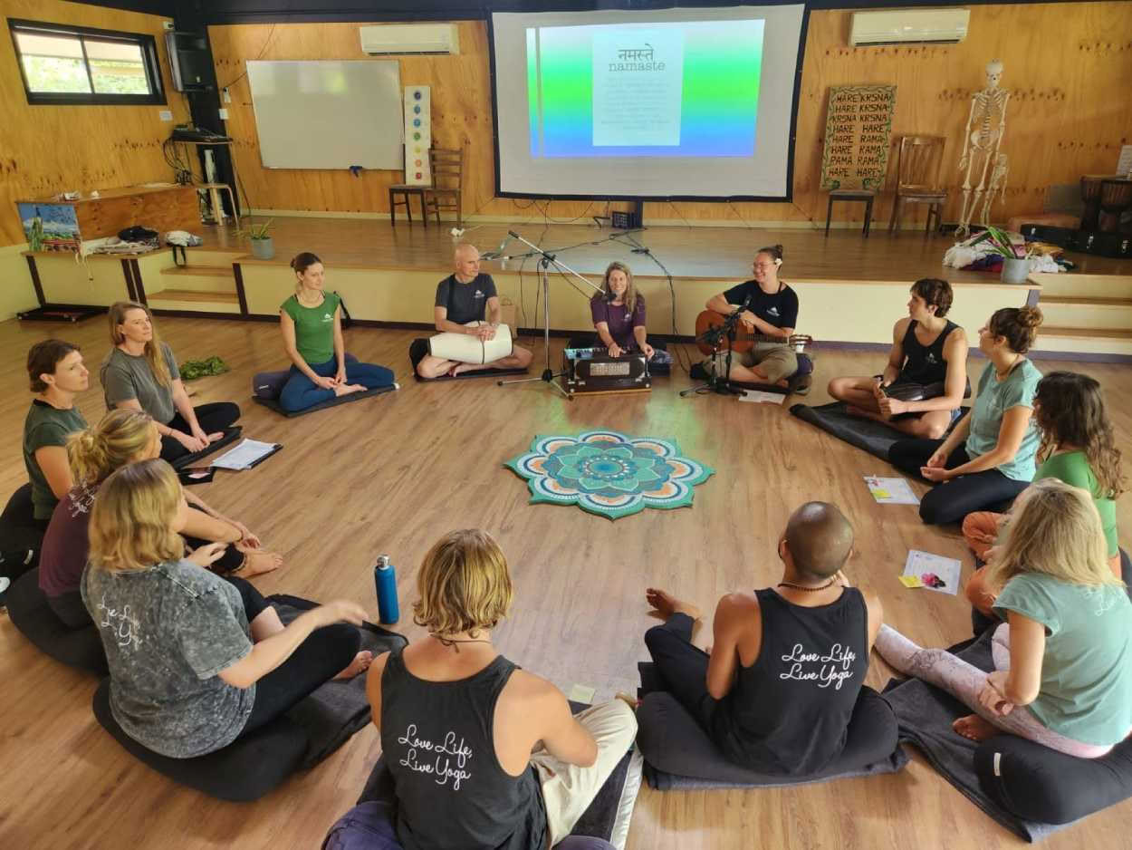 200-Stunden-Yoga-Lehrerausbildungs-Immersions-Retreat