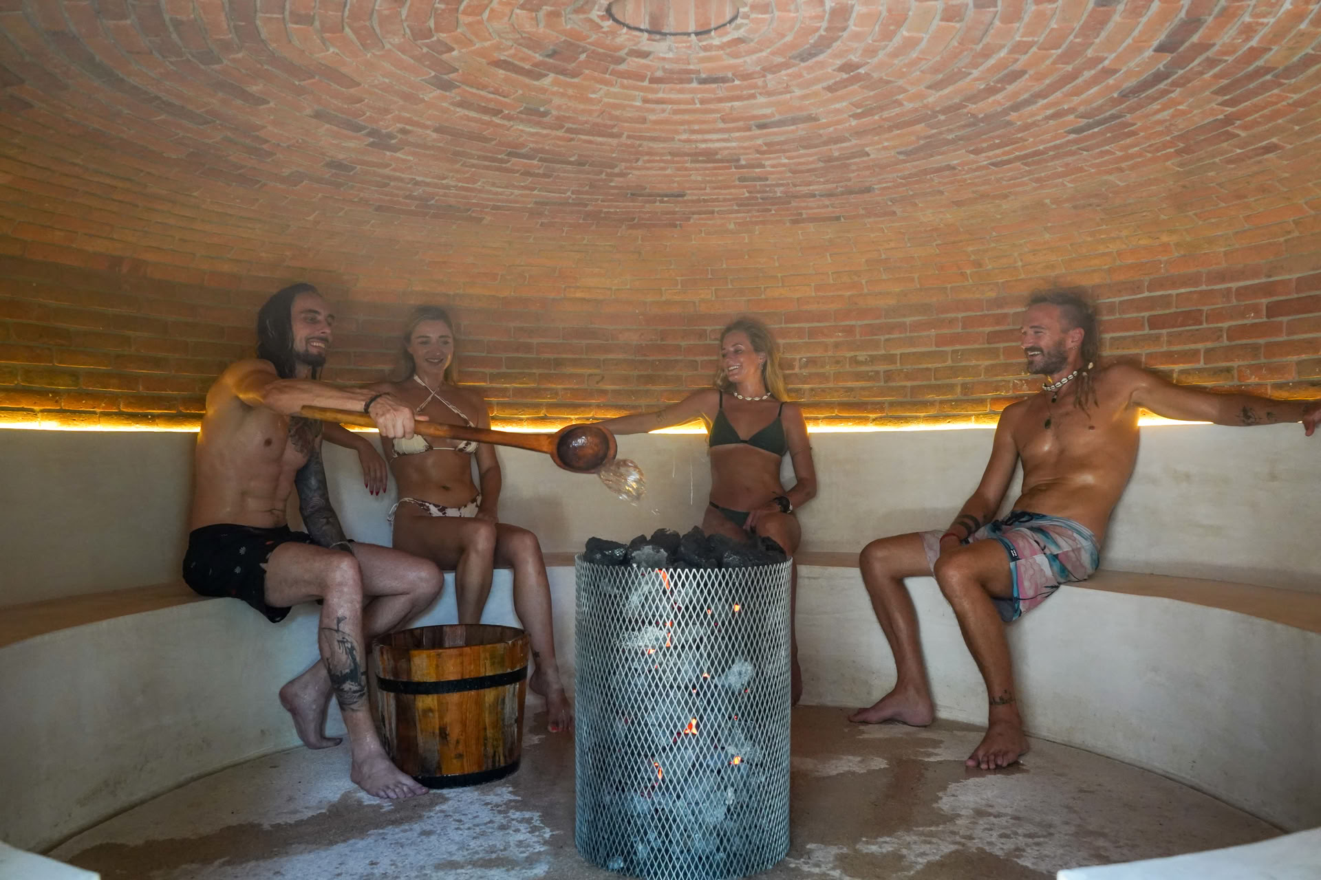 Sauna + Kaltwasserbecken + Dschungel-Fitnessstudio