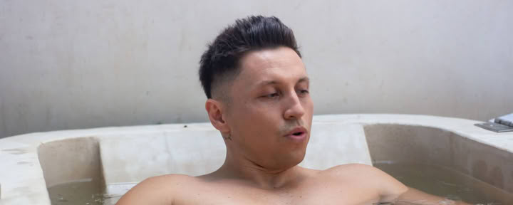 Sauna + Kaltwasserbecken + Dschungel-Fitnessstudio