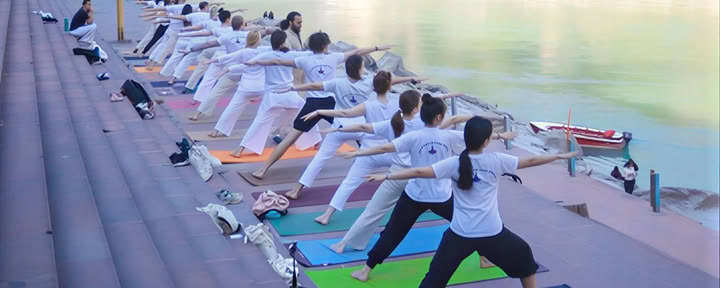 100-Stunden-Yoga-Lehrerausbildung in Rishikesh, Indien