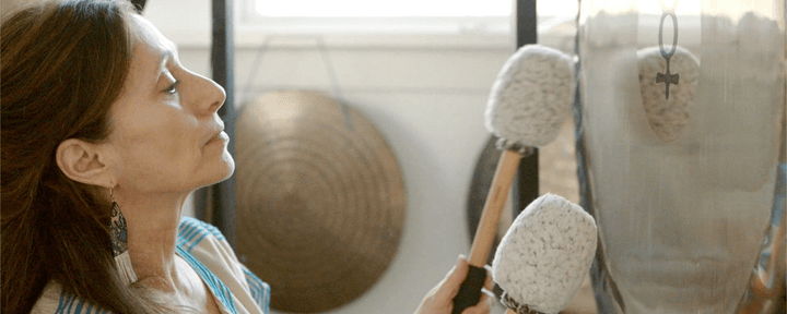 BREATHING DOWN THE MOON: Eine Gongbad-Zeremonie mit Lea Garnier — Sage Academy Of Sound