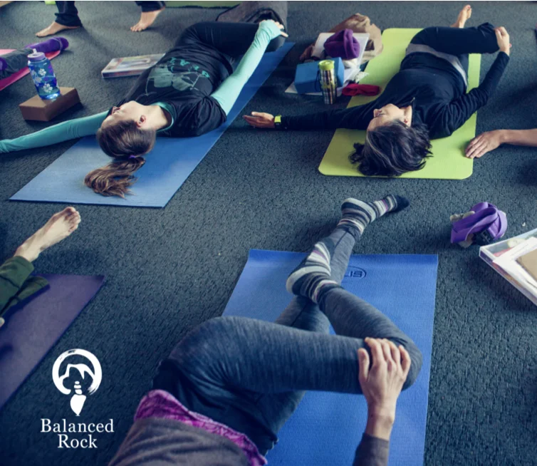 Wurzeln der Resilienz: Yoga & die Arbeit, die wiederverbindet