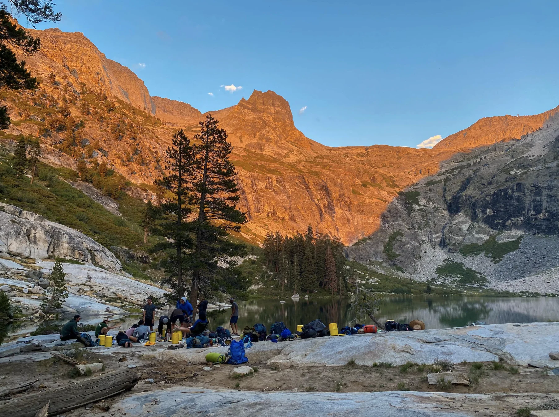 Jugendliche engagiert in transformativer Erkundung: 6-tägiges Wildnis-Camp-Out