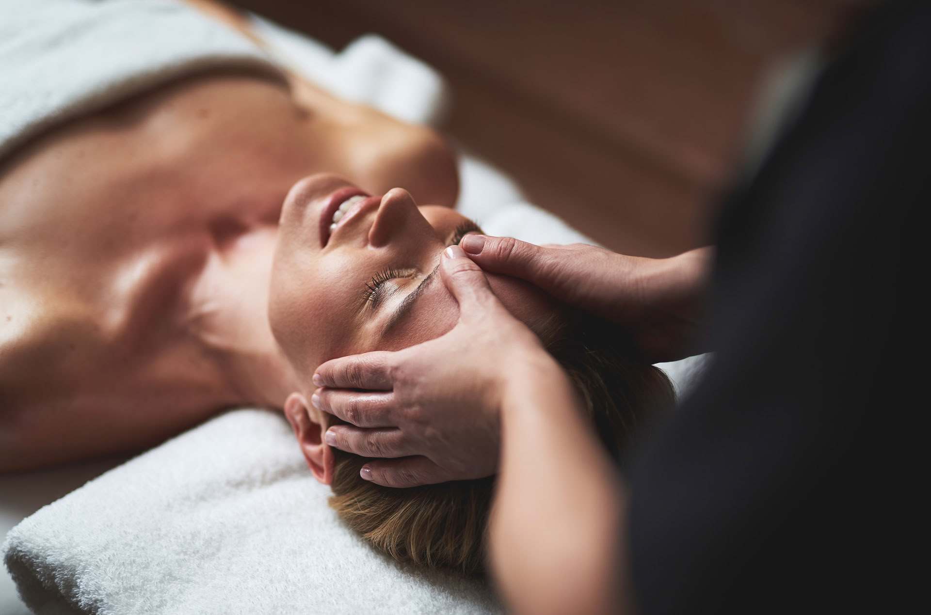GESICHTSMASSAGE