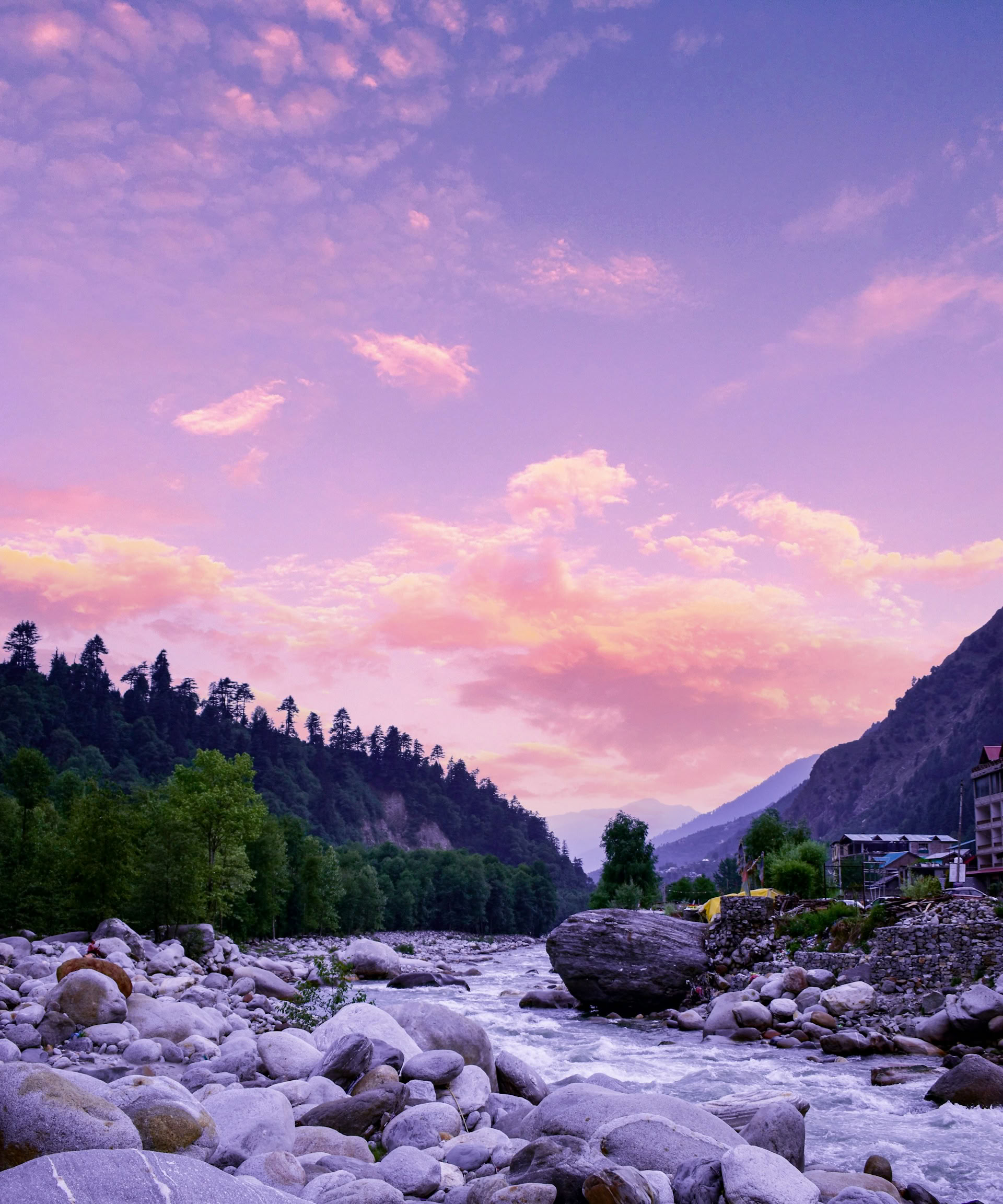 Waldpfade zu Versteckten Weilern: Sojha, Tirthan & Sonaugi Himalayan Retreat