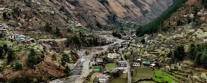 Waldpfade zu Versteckten Weilern: Sojha, Tirthan & Sonaugi Himalayan Retreat