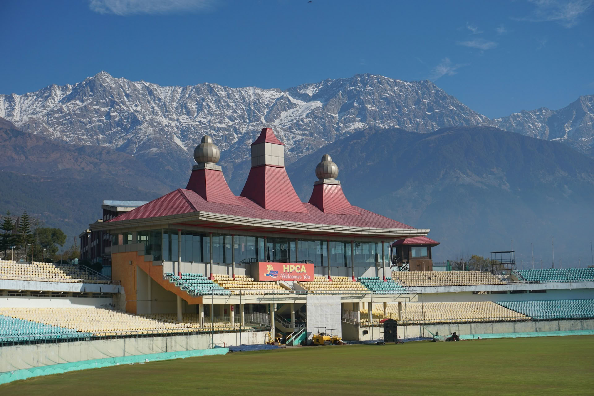 Klöster, Teewege & Himmelsblicke: Dharamshala, Palampur & Bir-Ausflug
