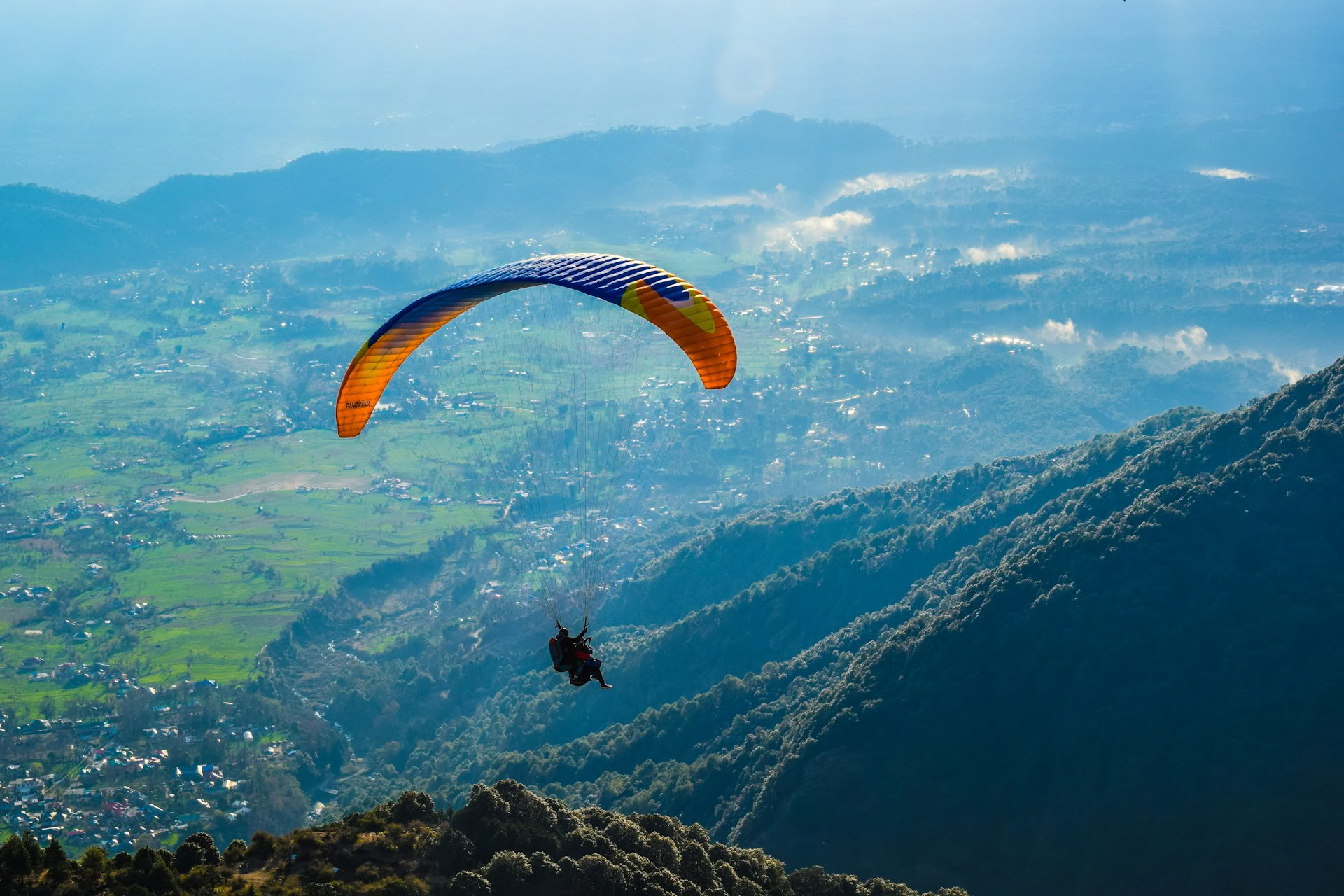 Klöster, Teewege & Himmelsblicke: Dharamshala, Palampur & Bir-Ausflug