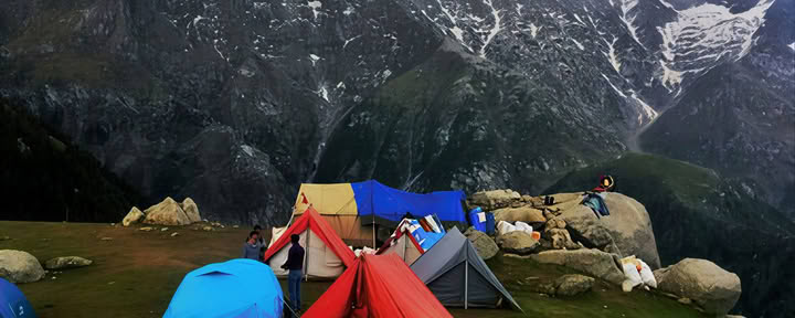 Klöster, Teewege & Himmelsblicke: Dharamshala, Palampur & Bir-Ausflug