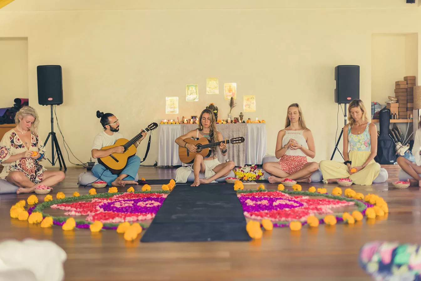 Elements 300-Stunden Yoga-Lehrer-Ausbildung
