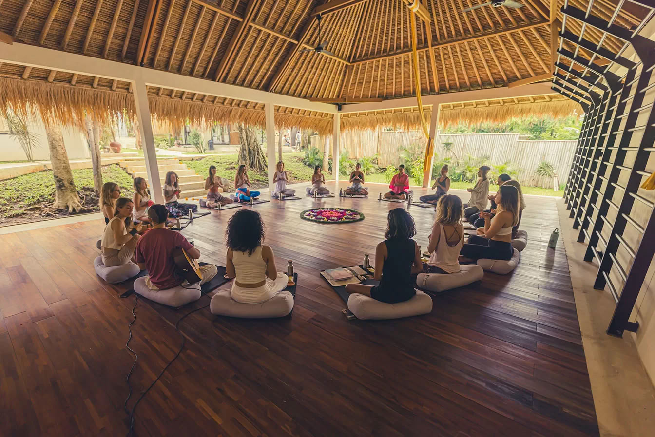 Elements 300-Stunden Yoga-Lehrer-Ausbildung