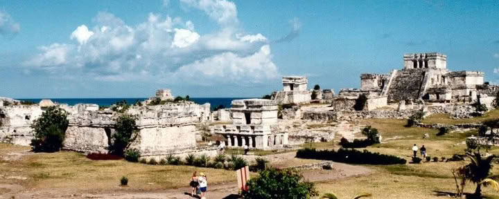 Korallenriffe und Klippen auf Isla Mujeres