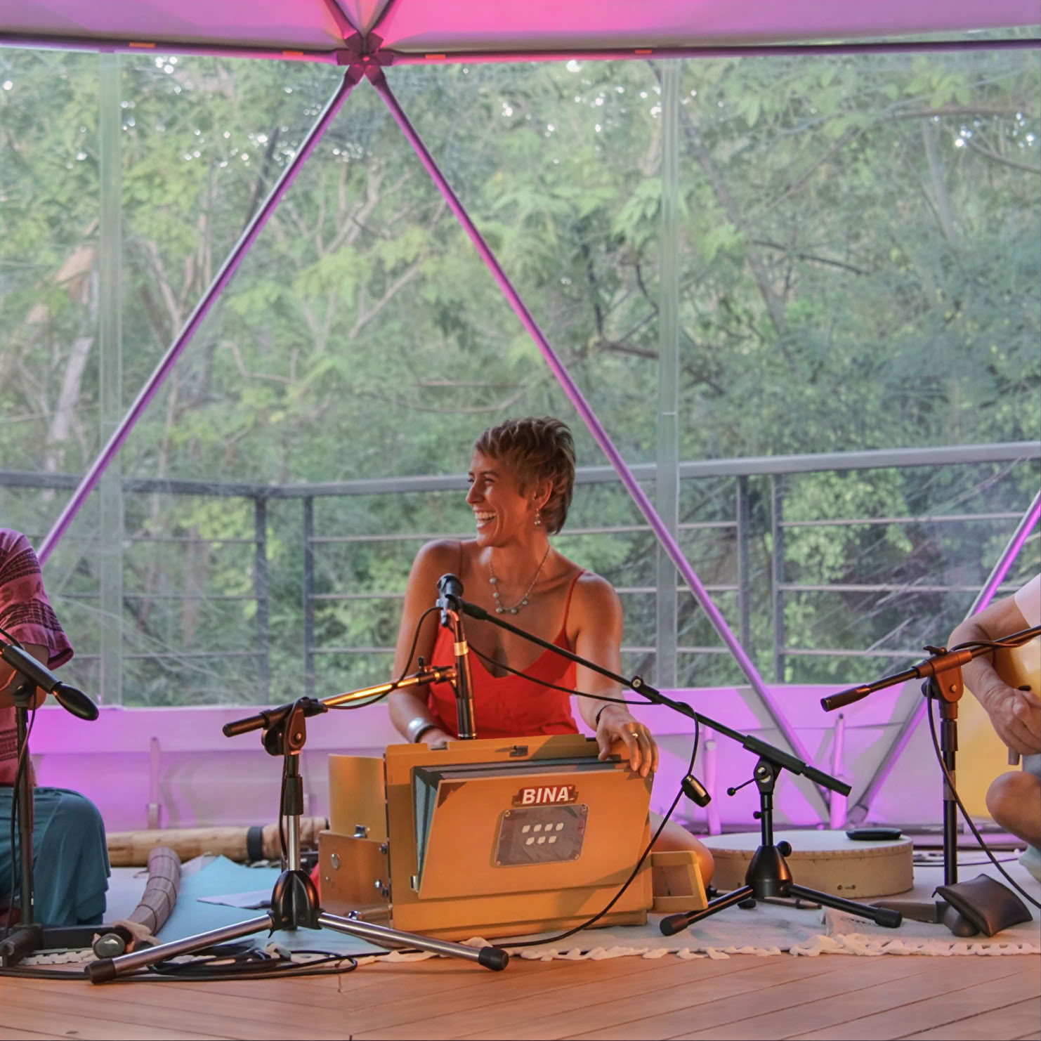 Kirtan-Konzert in der geodätischen Kuppel