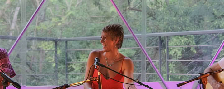 Kirtan-Konzert in der geodätischen Kuppel