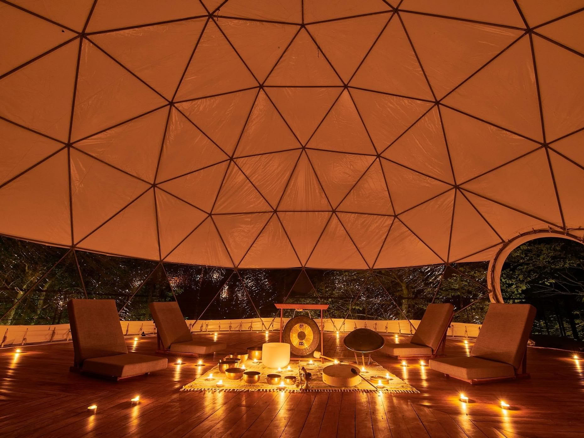 Sound Journey mit Gongs und Kristallklangschalen in der Dome