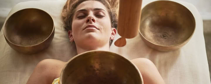 Sound Journey mit Gongs und Kristallklangschalen in der Dome