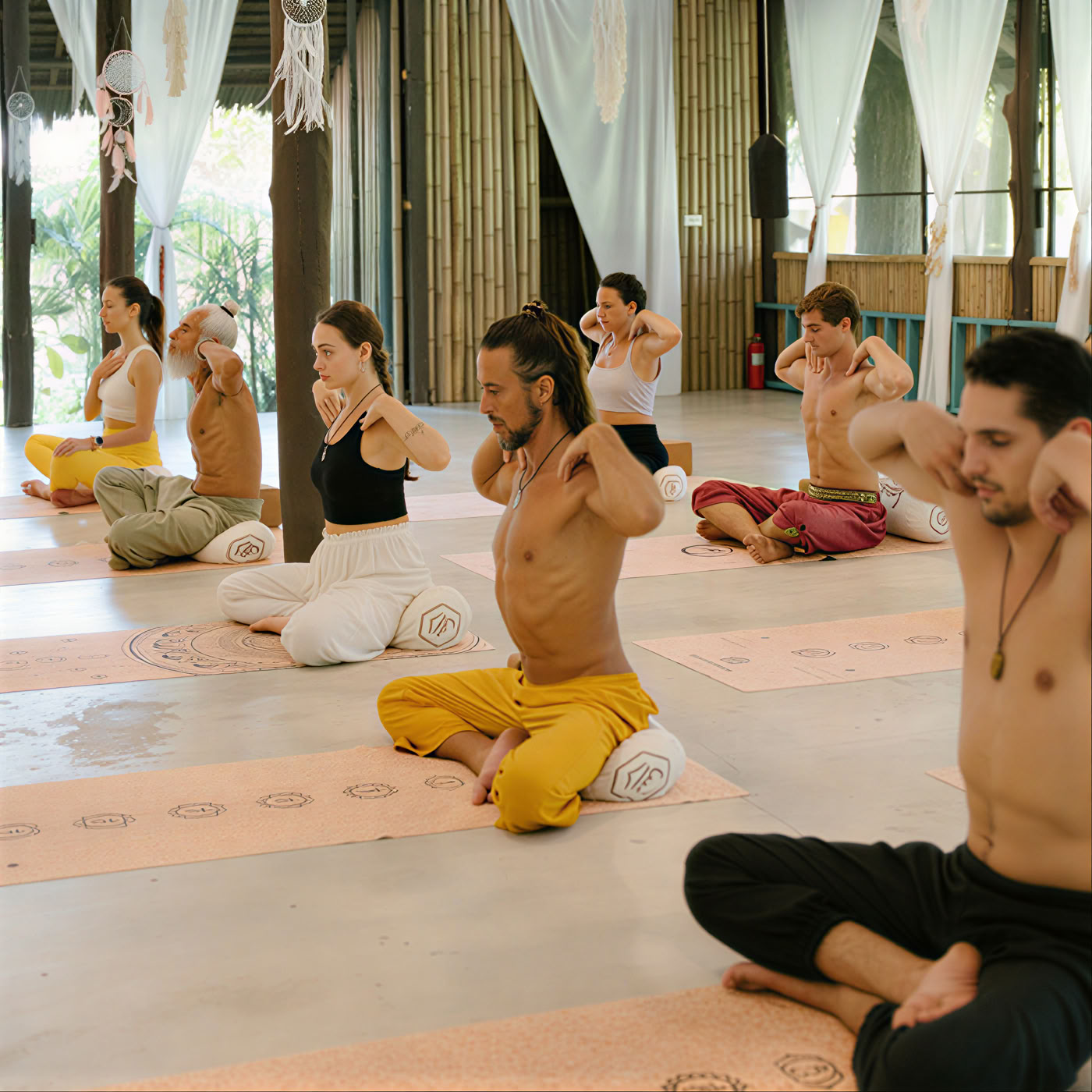 200-Stunden-/300-Stunden-Hybrid-Yogalehrerausbildung – 9. Juli – 18. Juli 2026