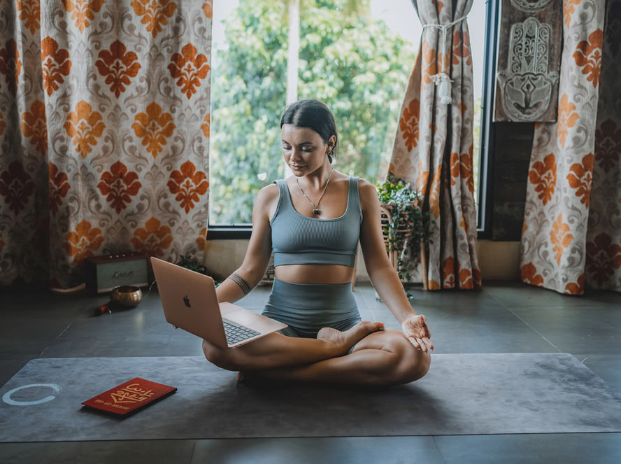 200-Stunden/300-Stunden Hybrid-Yoga-Lehrer*innen-Ausbildung – 24. Aug. – 6. Sep. 2026