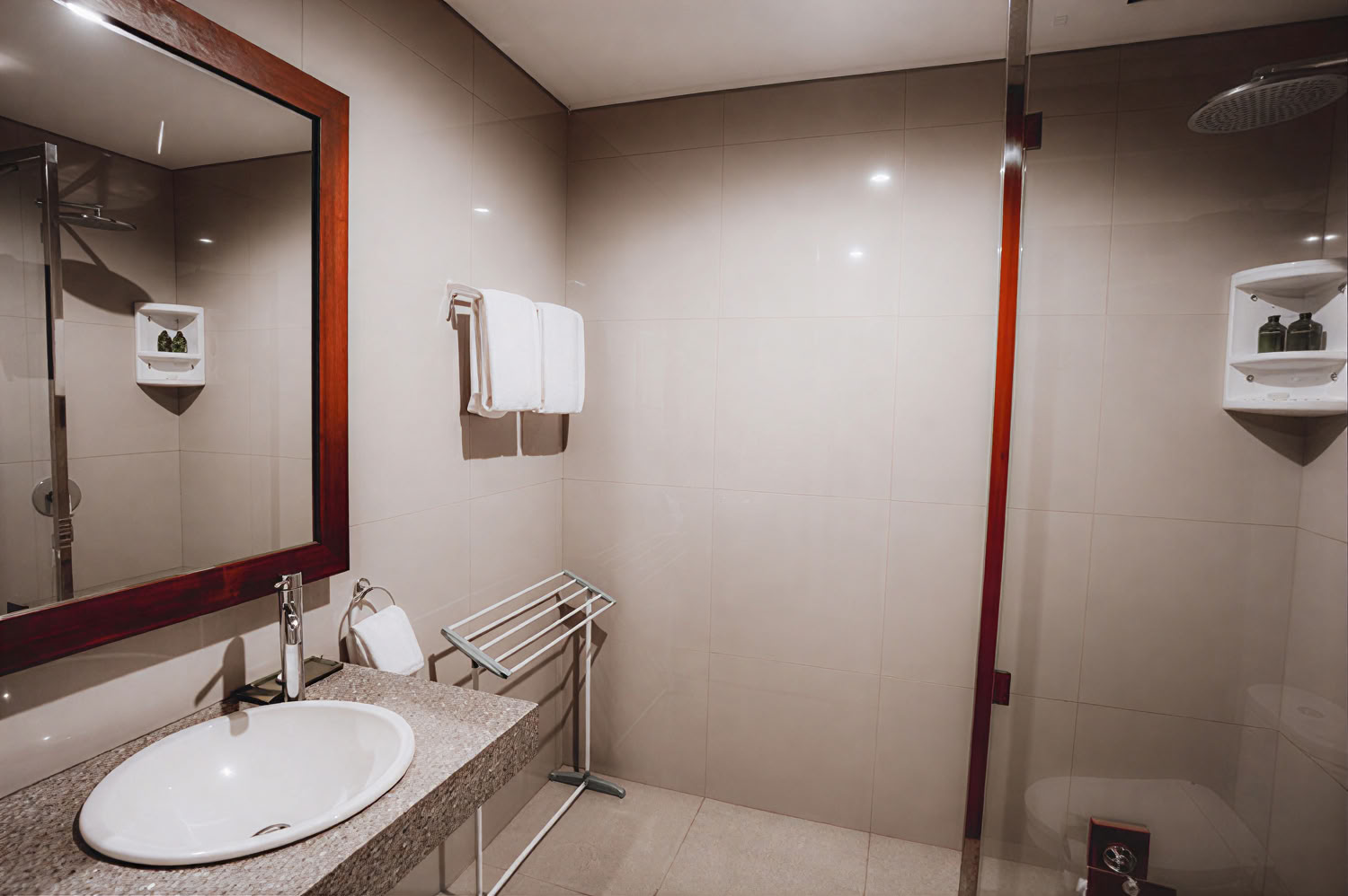 200-Stunden/300-Stunden-Hybrid-Yoga-Lehrerausbildung – 1. Okt. – 14. Okt. 2026