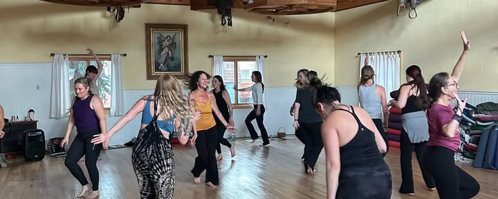 Embody & Rise: Bewegung in der Gemeinschaft