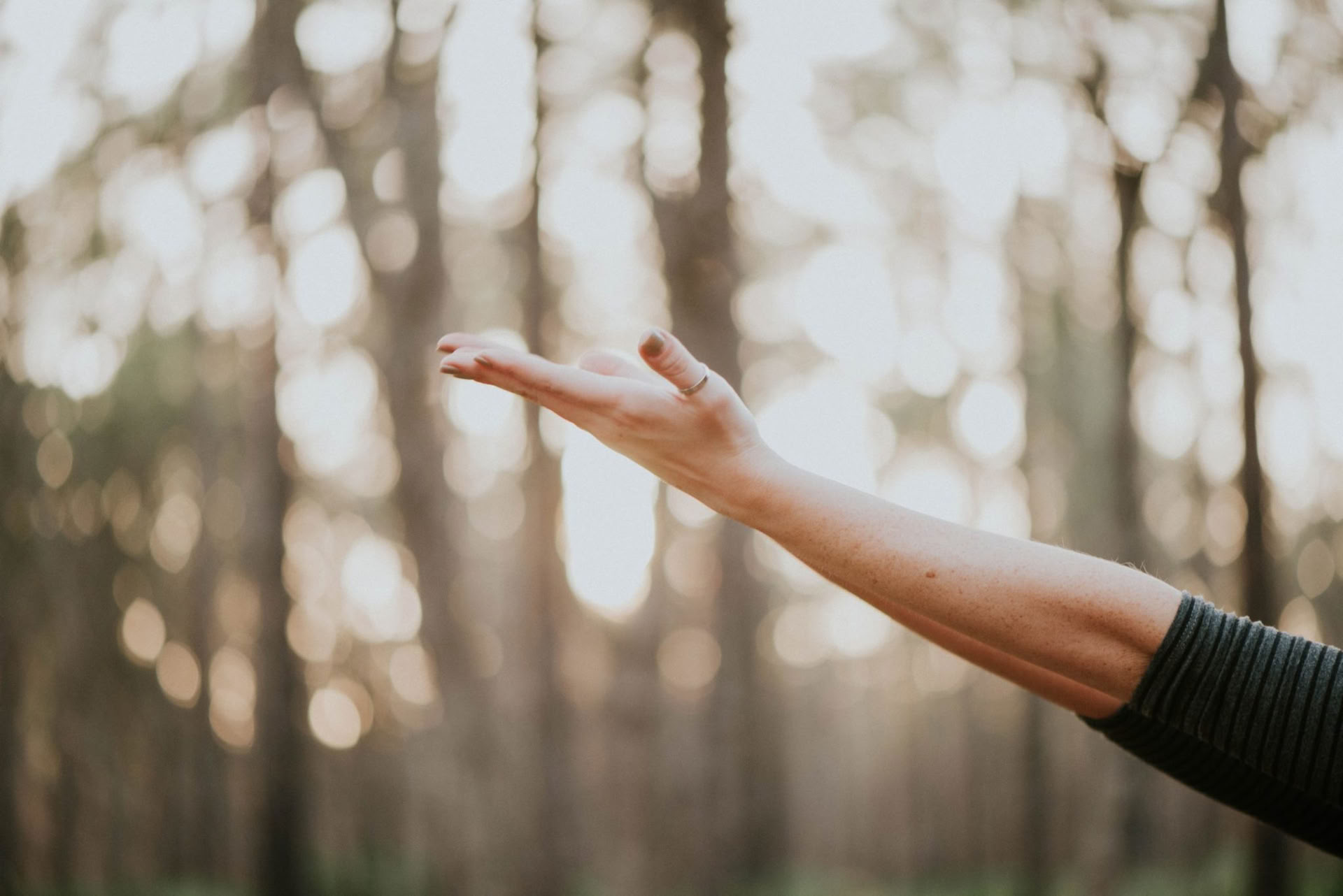 Leichtes lockeres süßes Sommer-Yoga-Retreat