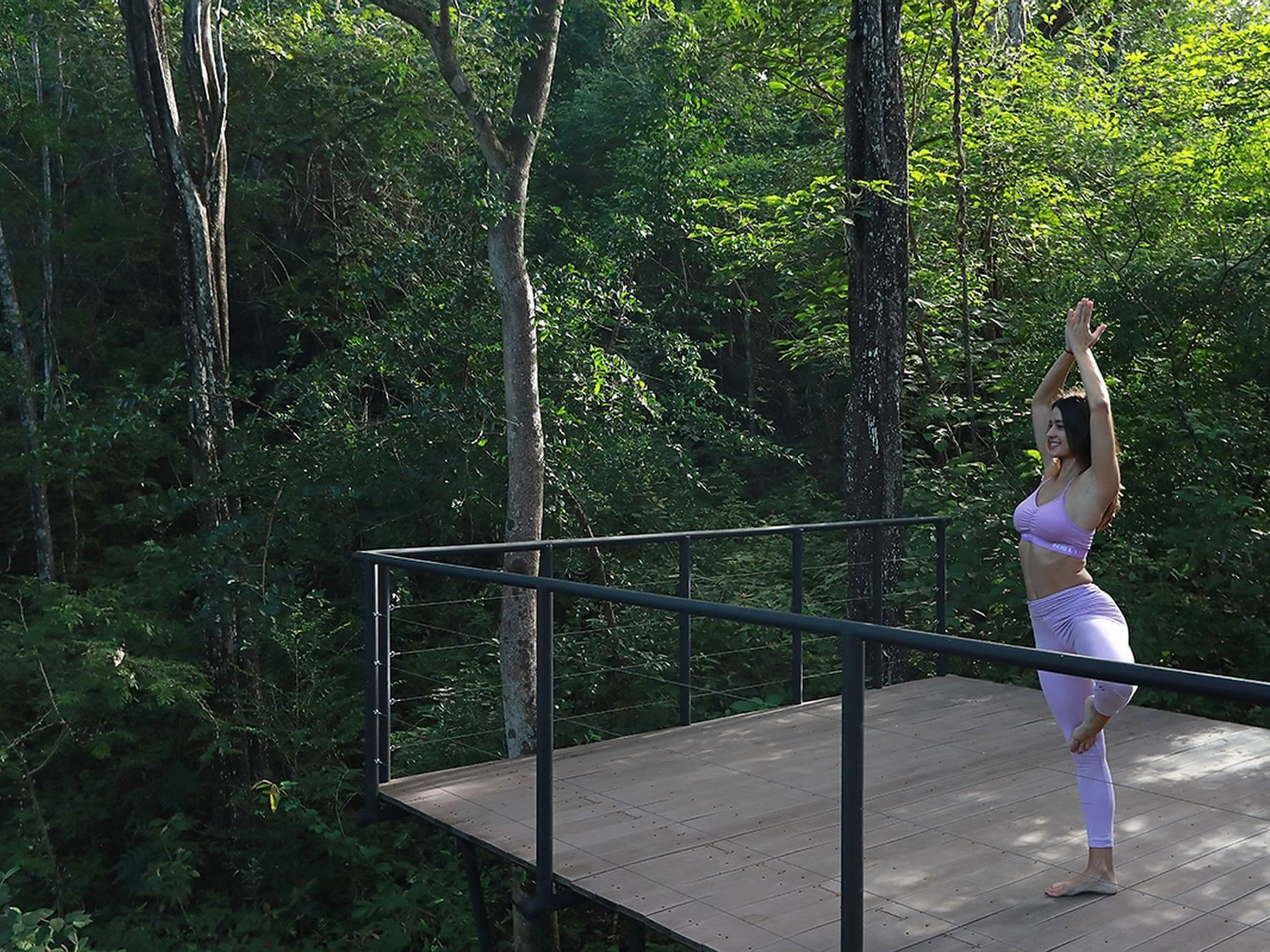 Yoga am Rand der Klippe