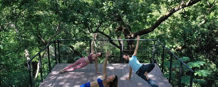 Yoga am Rand der Klippe