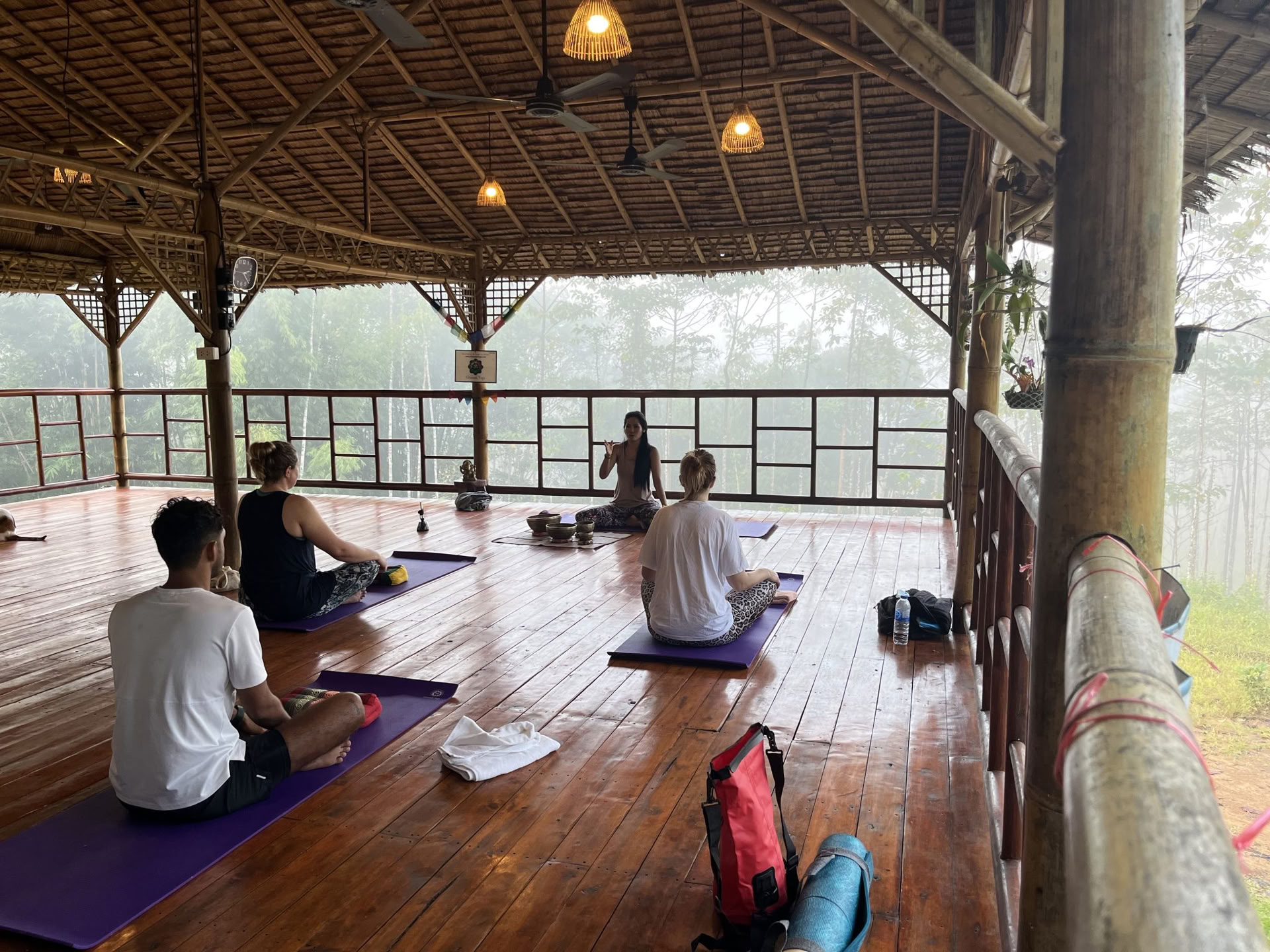 Gruppenklasse: Hatha Yoga + Thai-Meditation
