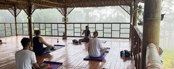 Gruppenklasse: Hatha Yoga + Thai-Meditation
