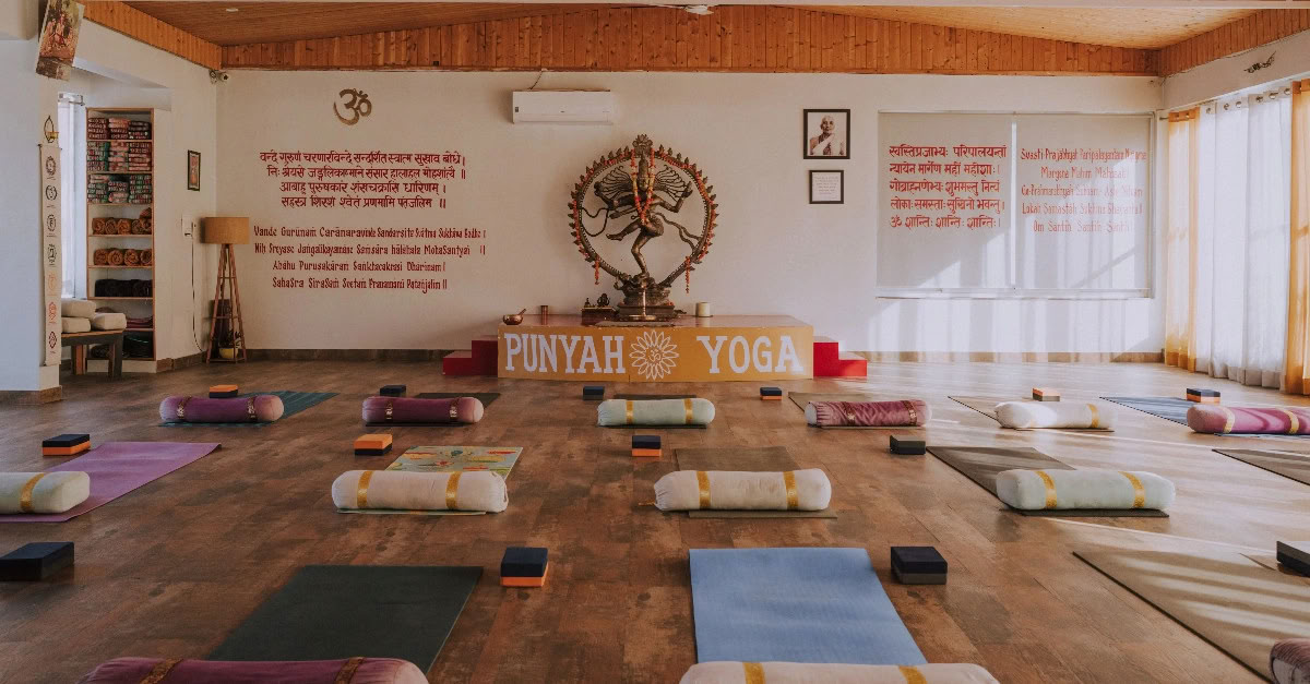 100-Stunden-Yoga-Lehrerausbildung