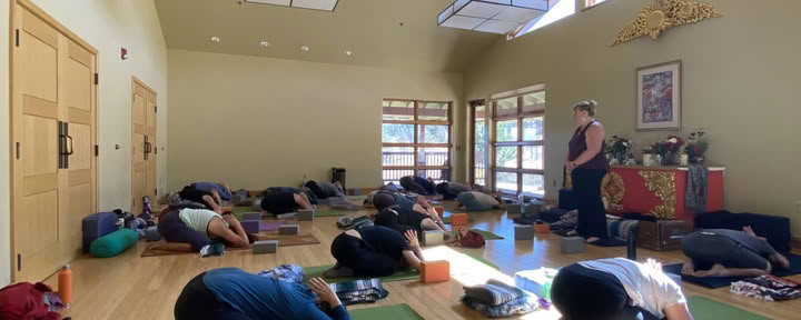 Turning Inward: Ein herbstliches Yoga-Retreat