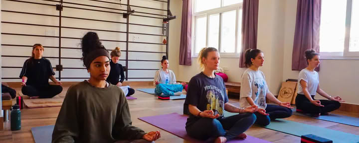 4 Nächte 5 Tage Yoga- und Wellness-Retreat in Rishikesh Indien