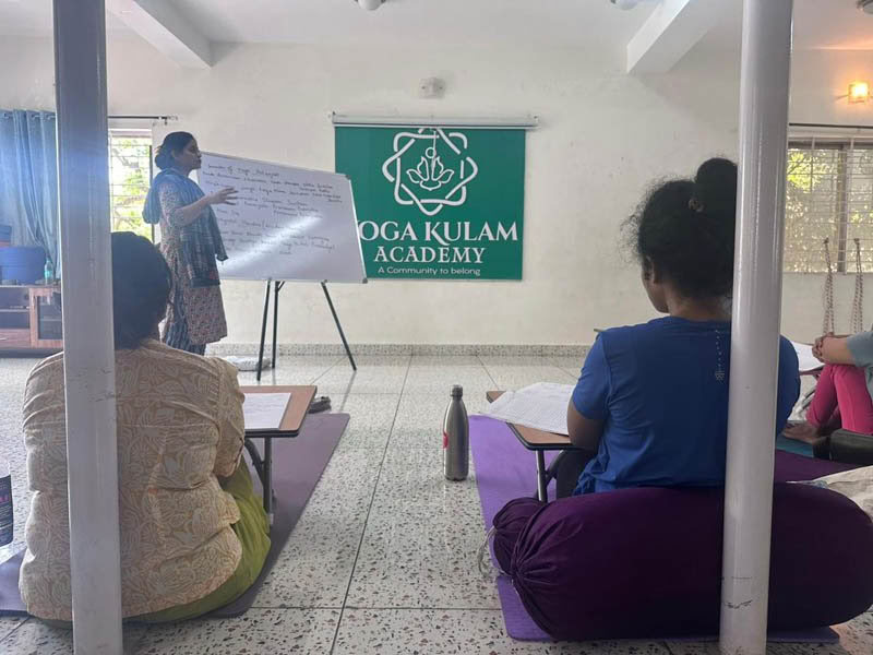 200-Stunden-Wochentags-Yoga-Lehrer-Ausbildungskurs in Bengaluru