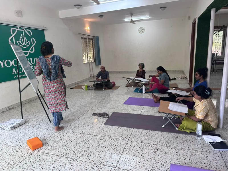 200-Stunden-Wochentags-Yoga-Lehrer-Ausbildungskurs in Bengaluru