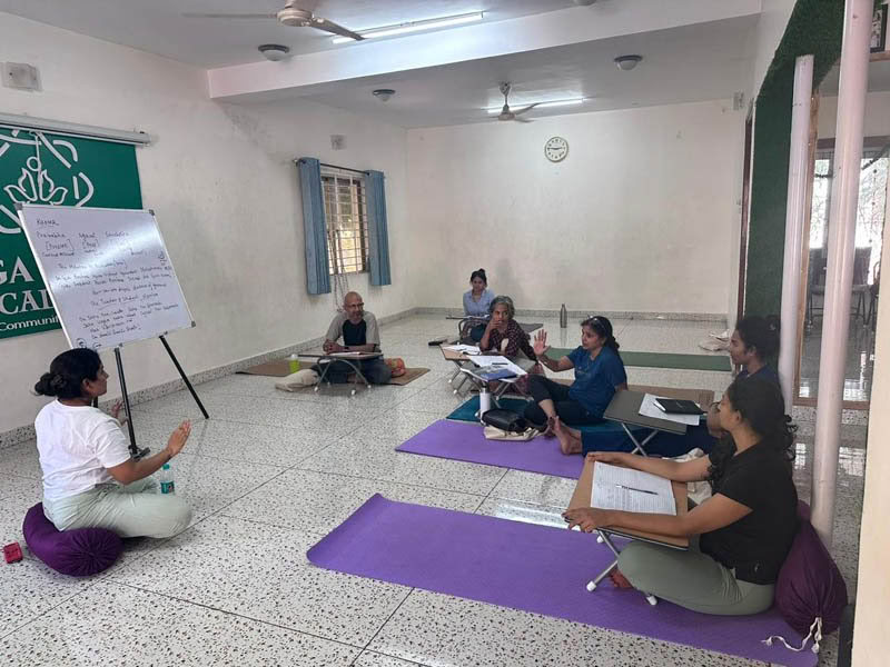 200-Stunden-Wochentags-Yoga-Lehrer-Ausbildungskurs in Bengaluru