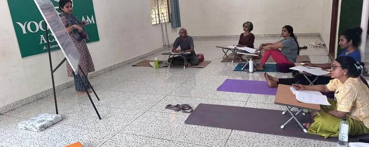 200-Stunden-Wochentags-Yoga-Lehrer-Ausbildungskurs in Bengaluru