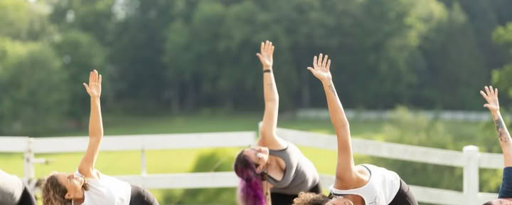 Saturday Sunrise Yoga Flow mit Kelly Flowers — The Horse Shoe Farm Boutique Resort bei Asheville, NC | Dining & Spa