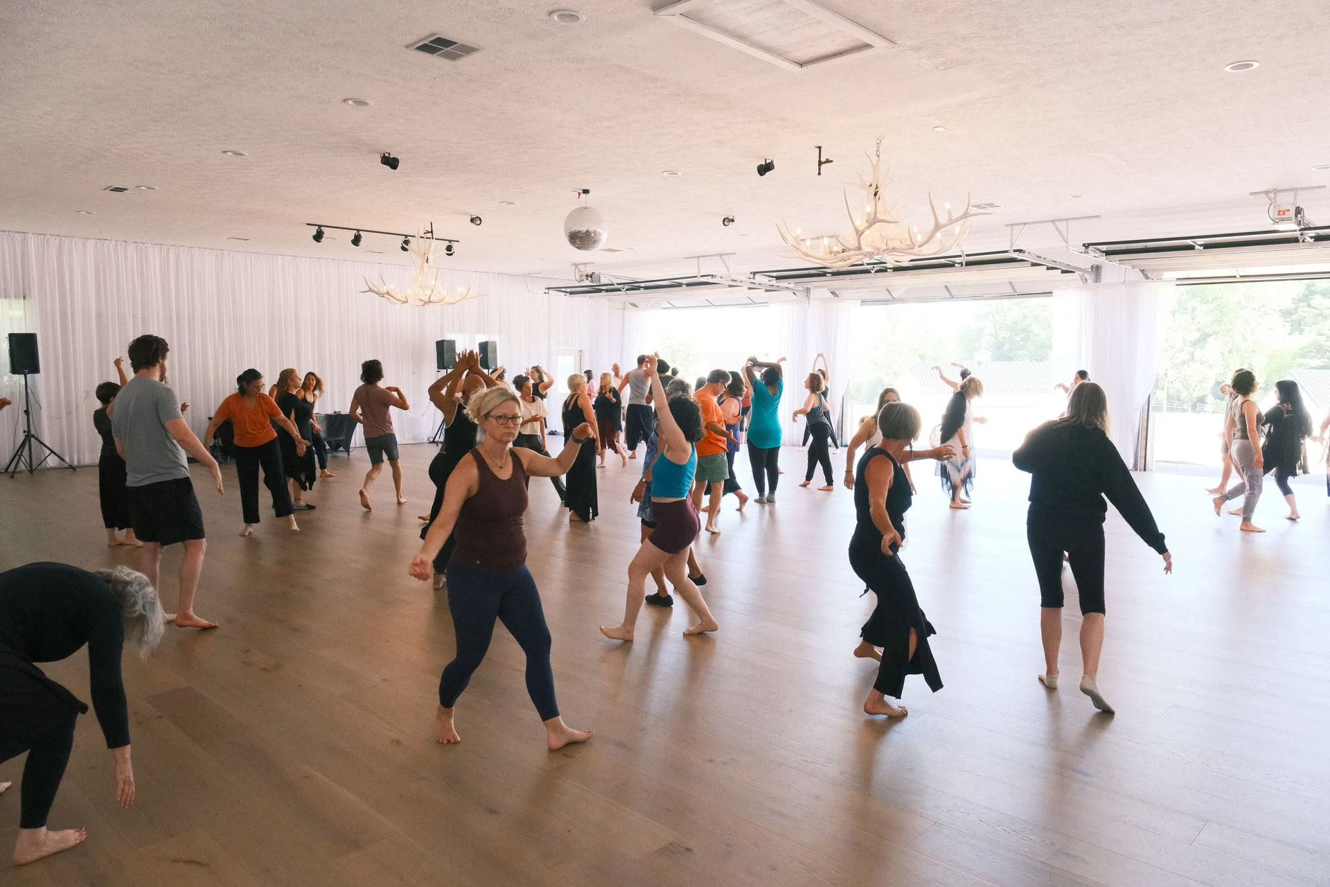 Rhythm of the Seasons mit Kelly Flowers — The Horse Shoe Farm Boutique Resort bei Asheville, NC | Dining & Spa