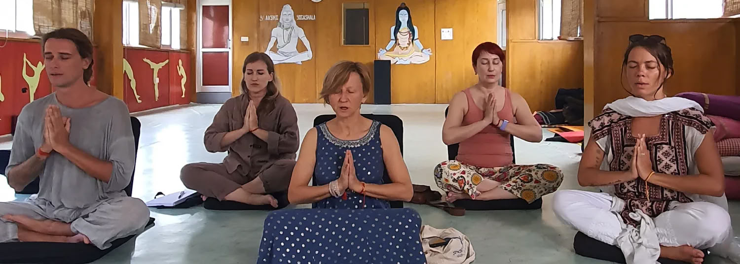 100-Stunden Yoga Teacher Training für Anfänger in Rishikesh, Indien