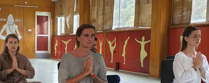 100-Stunden Yoga Teacher Training für Anfänger in Rishikesh, Indien