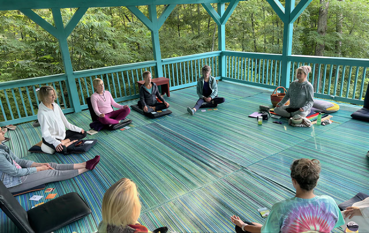Meditation zur Gewohnheit machen: Ein Yoga- und Meditations-Retreat