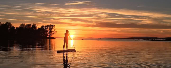 SUP-Tour bei Sonnenuntergang