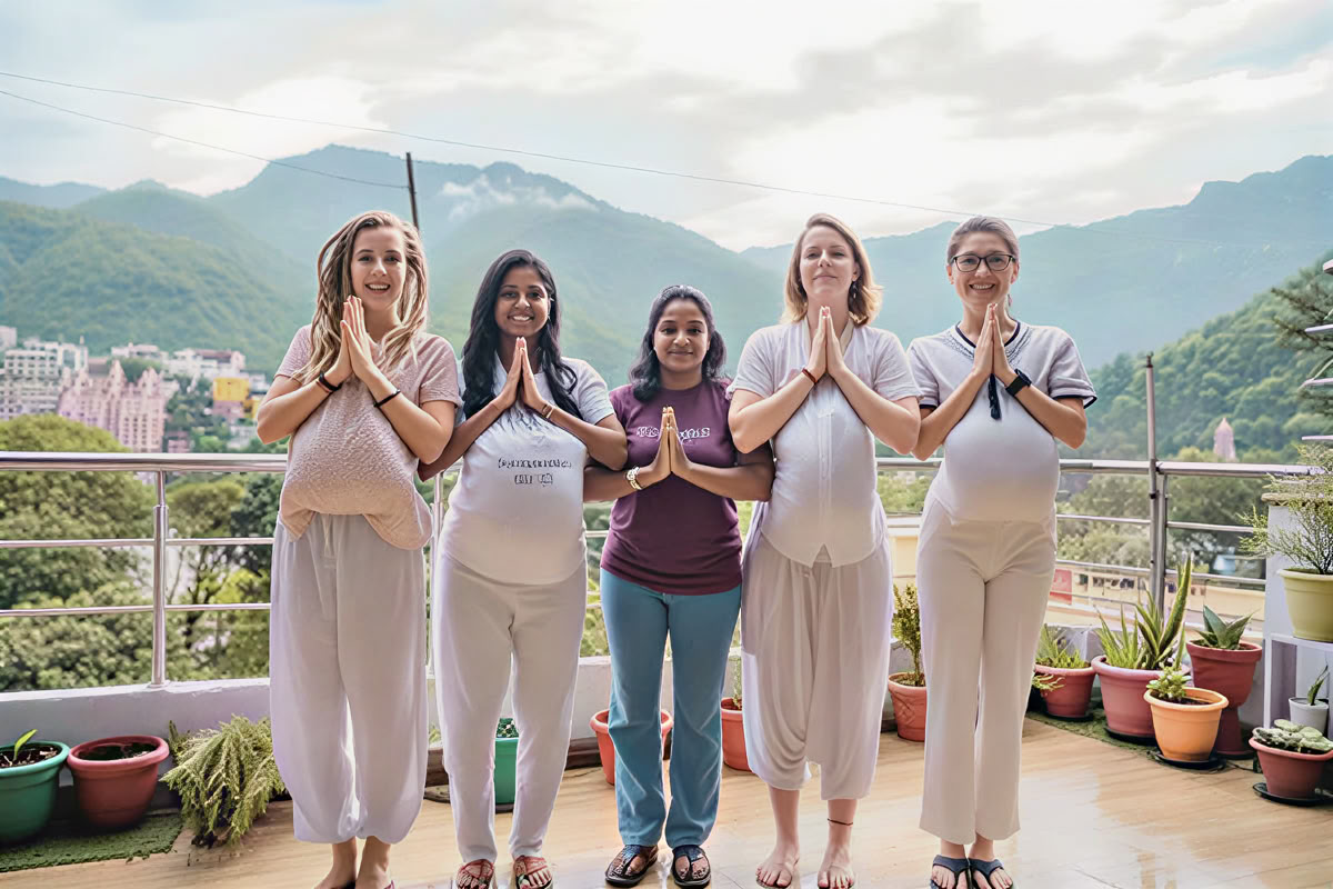 85-stündige Pränatal-Yoga-Lehrerausbildung in Rishikesh