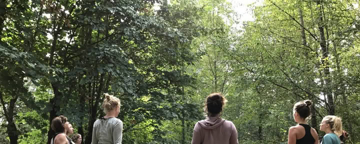 Verwurzeltes und wildes Frauen-Yoga-Retreat nahe Asheville, North Carolina