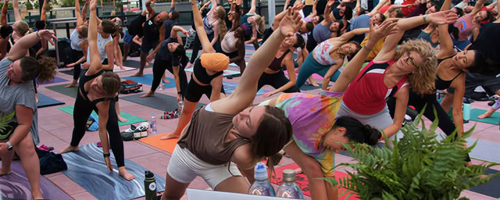 Kerzenlicht-Yoga in Denver