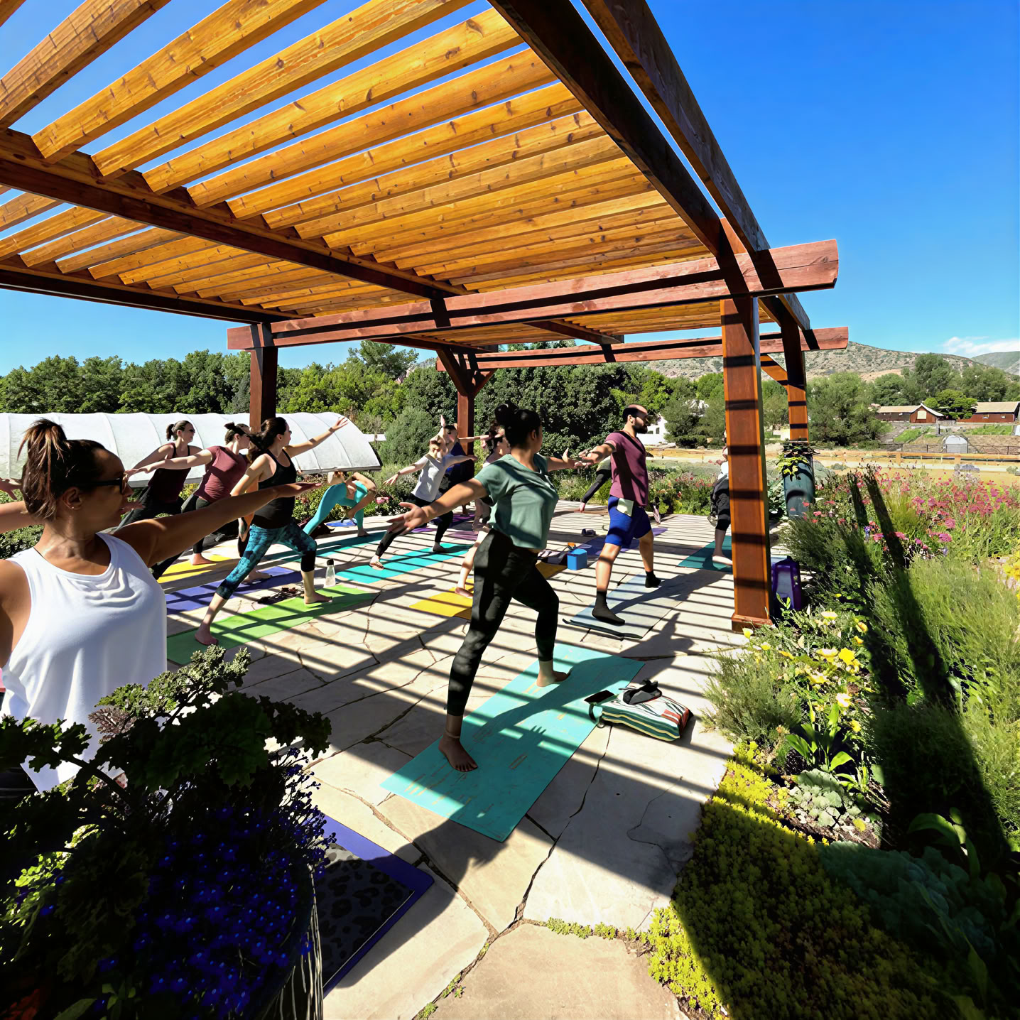 Sonnenuntergangs-Yoga auf dem Dach | Denver