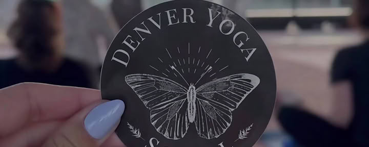 Sonnenuntergangs-Yoga auf dem Dach | Denver