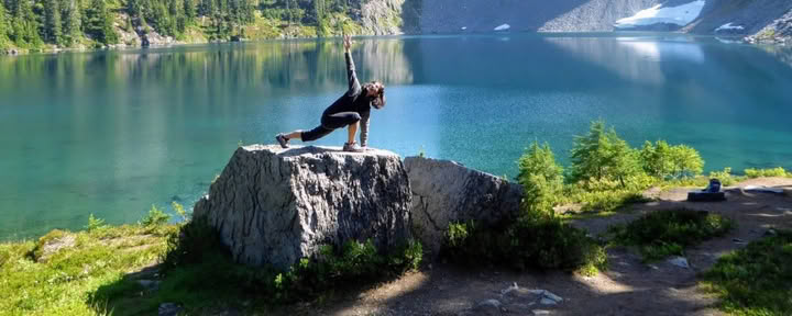 Ruhiges Berg-Yoga-Wander-Retreat